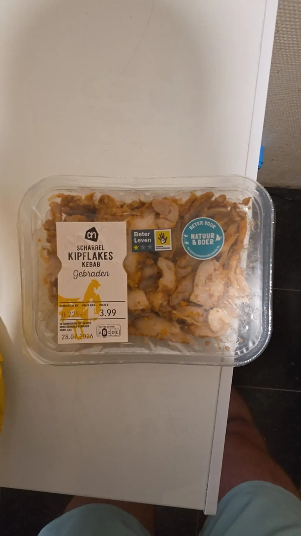 Gesneden, gegaarde en gekruide kippenpootfilet